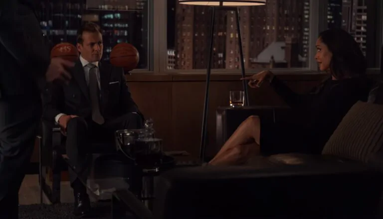 Момент из 1 серии 6 сезона